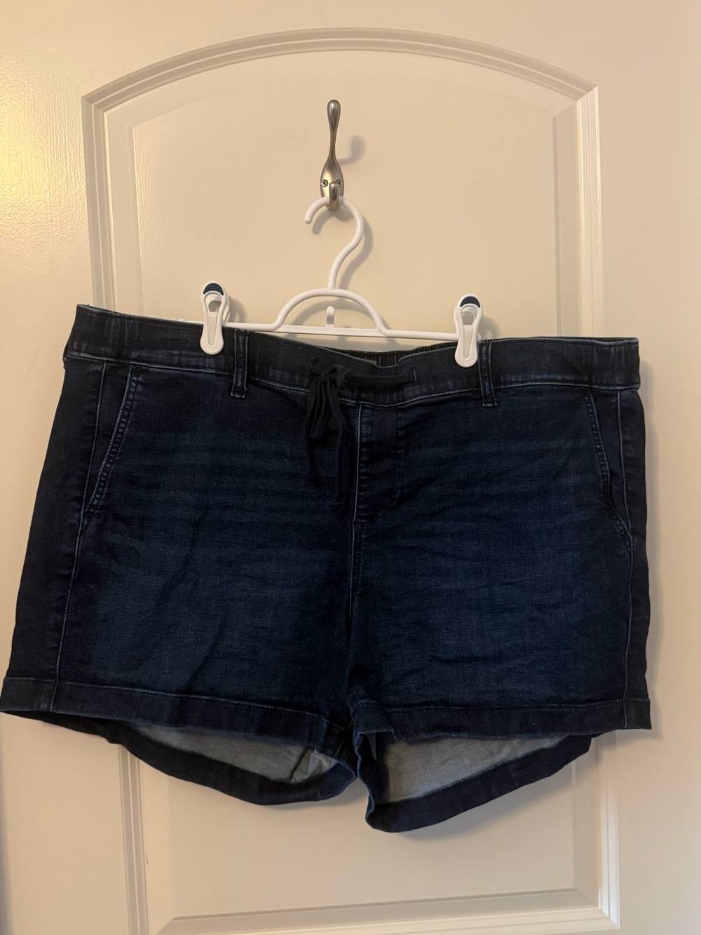 Torrid size 2 (18-20) 3.5” weekend mid-rise shorts in dark wash
